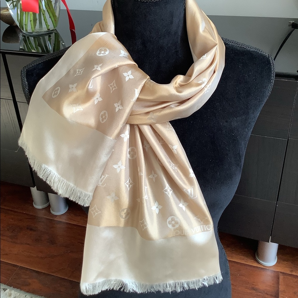 BEAUTIFUL Authentic LV silk scarf  🌷🌷🌷 - Picture 2 of 16